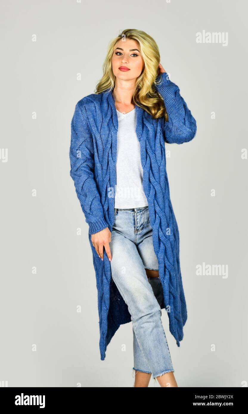 Donna indossa cardigan a maglia lunga. Outfit accogliente. Caldo e  confortevole. Negozio di abbigliamento. Cardigan oversize per il vostro  comfort. Cardigan alla moda. Ragazza elegante vestito con cardigan morbido  di lana cashmere