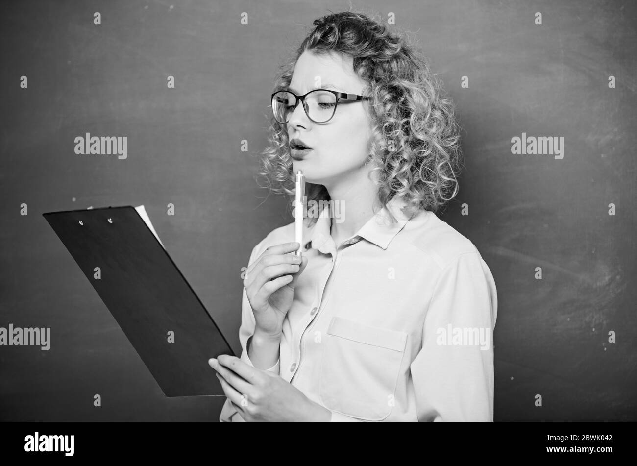 Il tutor compiti di controllo. Donna smart lady tenere documenti tablet. Leggere il profilo personale. Saggio di stima dei richiedenti. Insegnante di letteratura leggere composizione. Leggere impressionando riprendere. Progetto scuola. Foto Stock