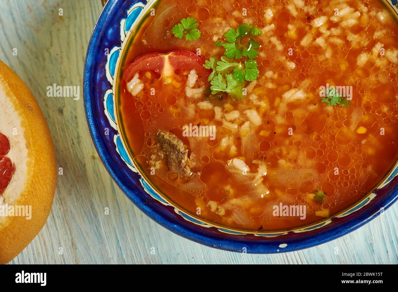 Chorba Frik - zuppa tradizionale, cucina algerina, piatti mediterranei assortiti tradizionali, vista dall'alto. Foto Stock