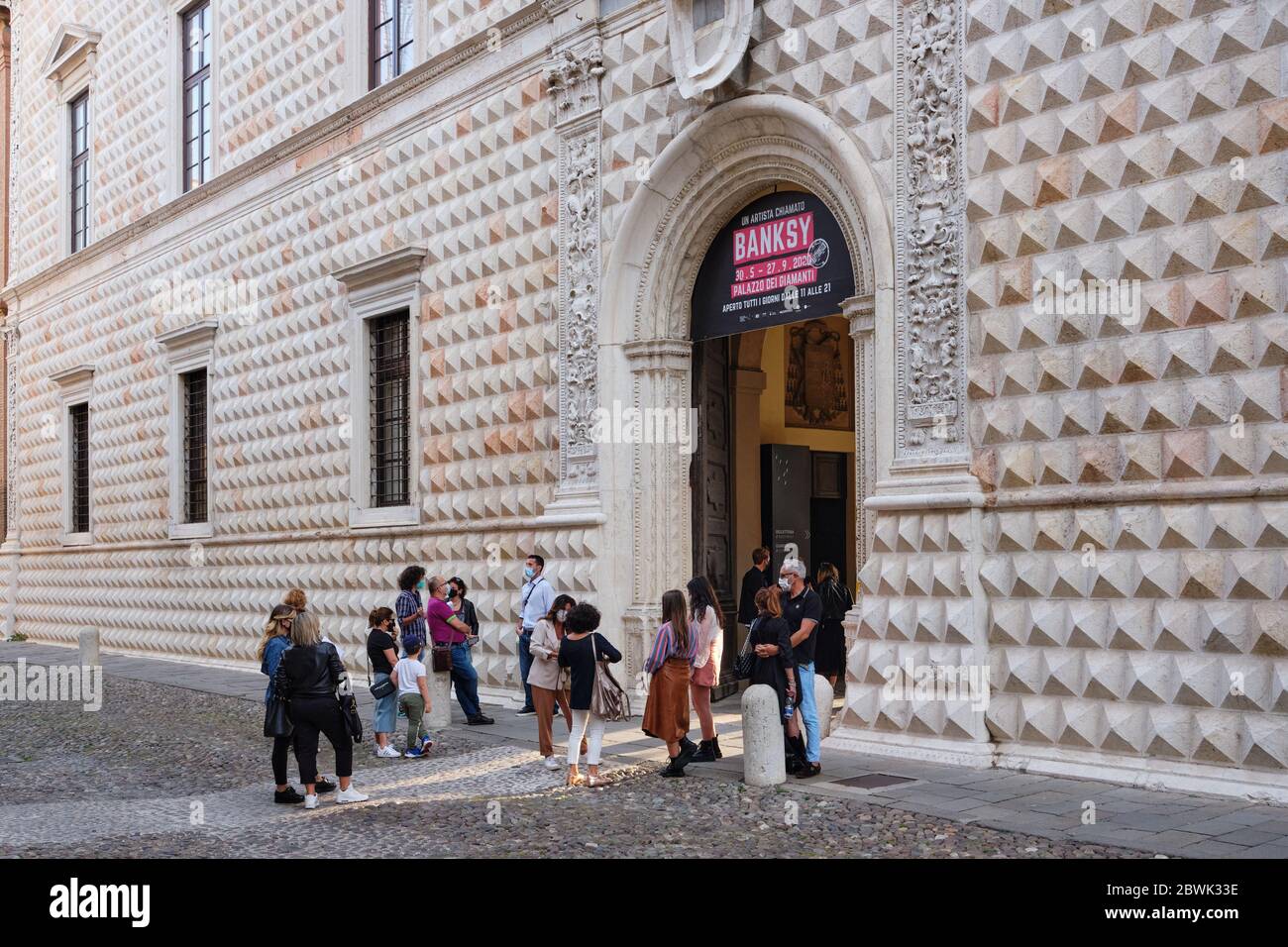 Ferrara, Italia - 31 2020 maggio: Palazzo dei Diamanti Ferrara, Italia, gente in coda per accedere alla mostra di Banksy, con le maschere per il viso che proteggono l'arredo Foto Stock