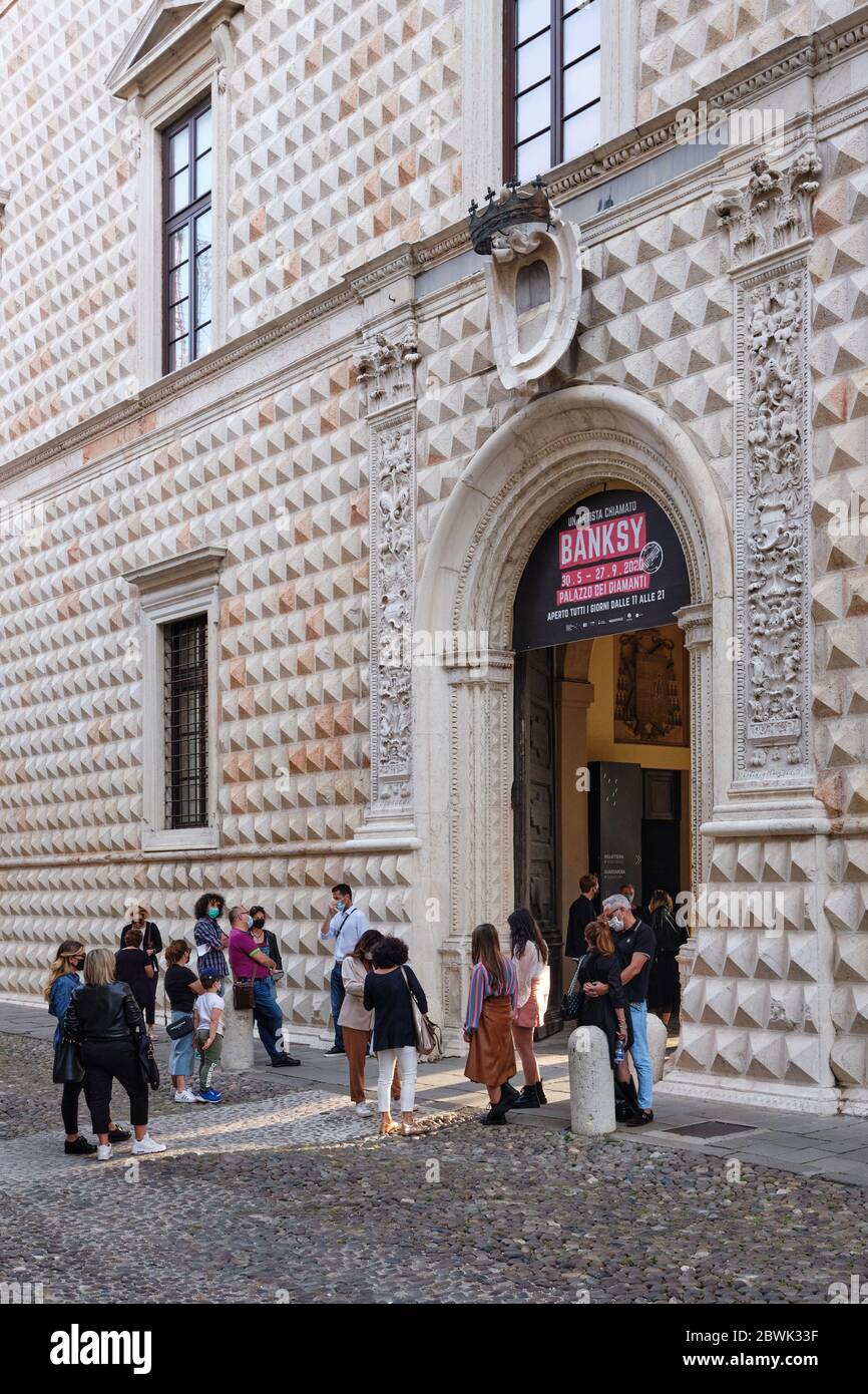Ferrara, Italia - 31 2020 maggio: Palazzo dei Diamanti Ferrara, Italia, gente in coda per accedere alla mostra di Banksy, con le maschere per il viso che proteggono l'arredo Foto Stock