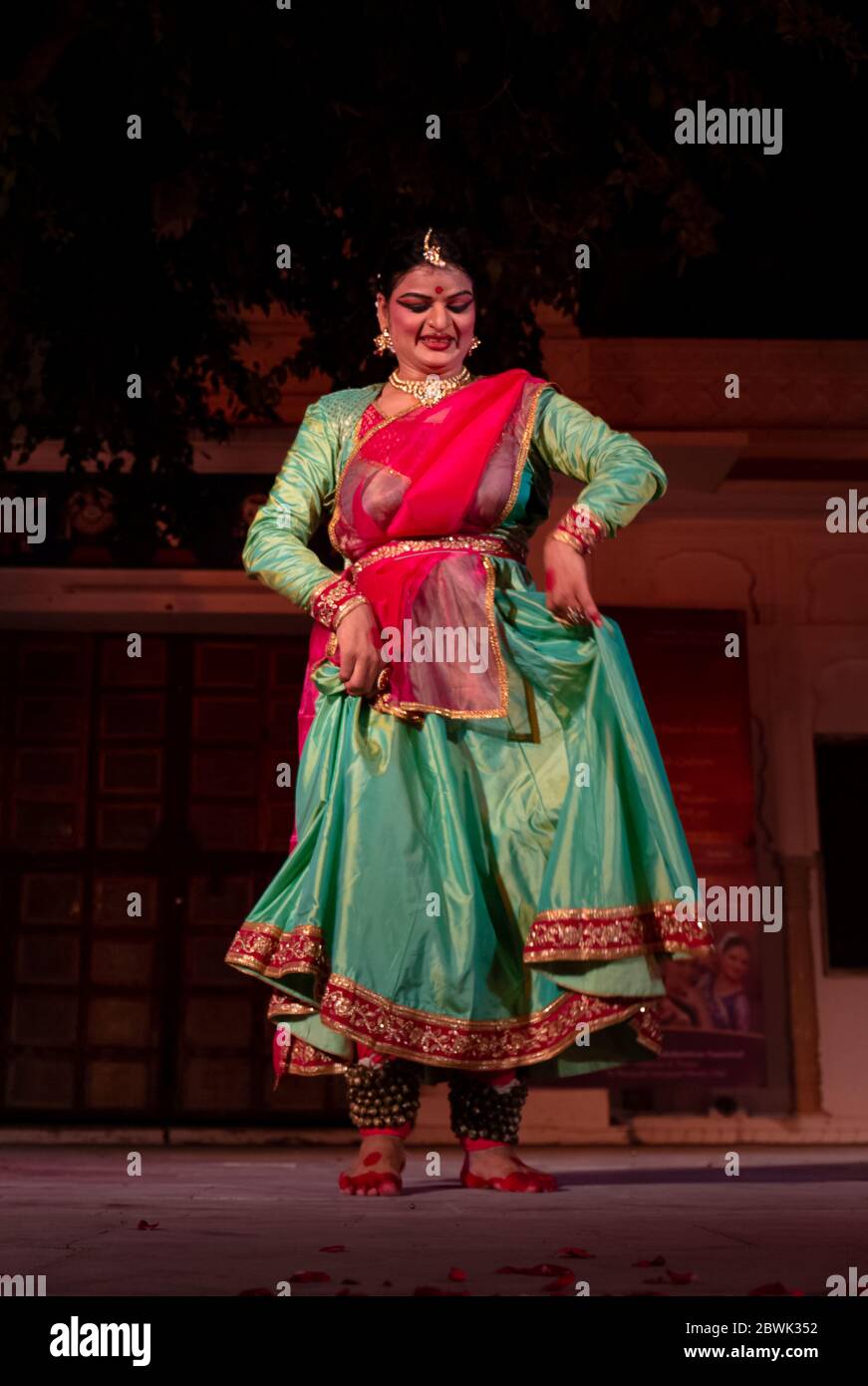 Ballerino indiano classico che esegue la forma classica di ballo di Kathak a Pushkar Camel Fair notte culturale a Pushkar, Rajasthan Foto Stock