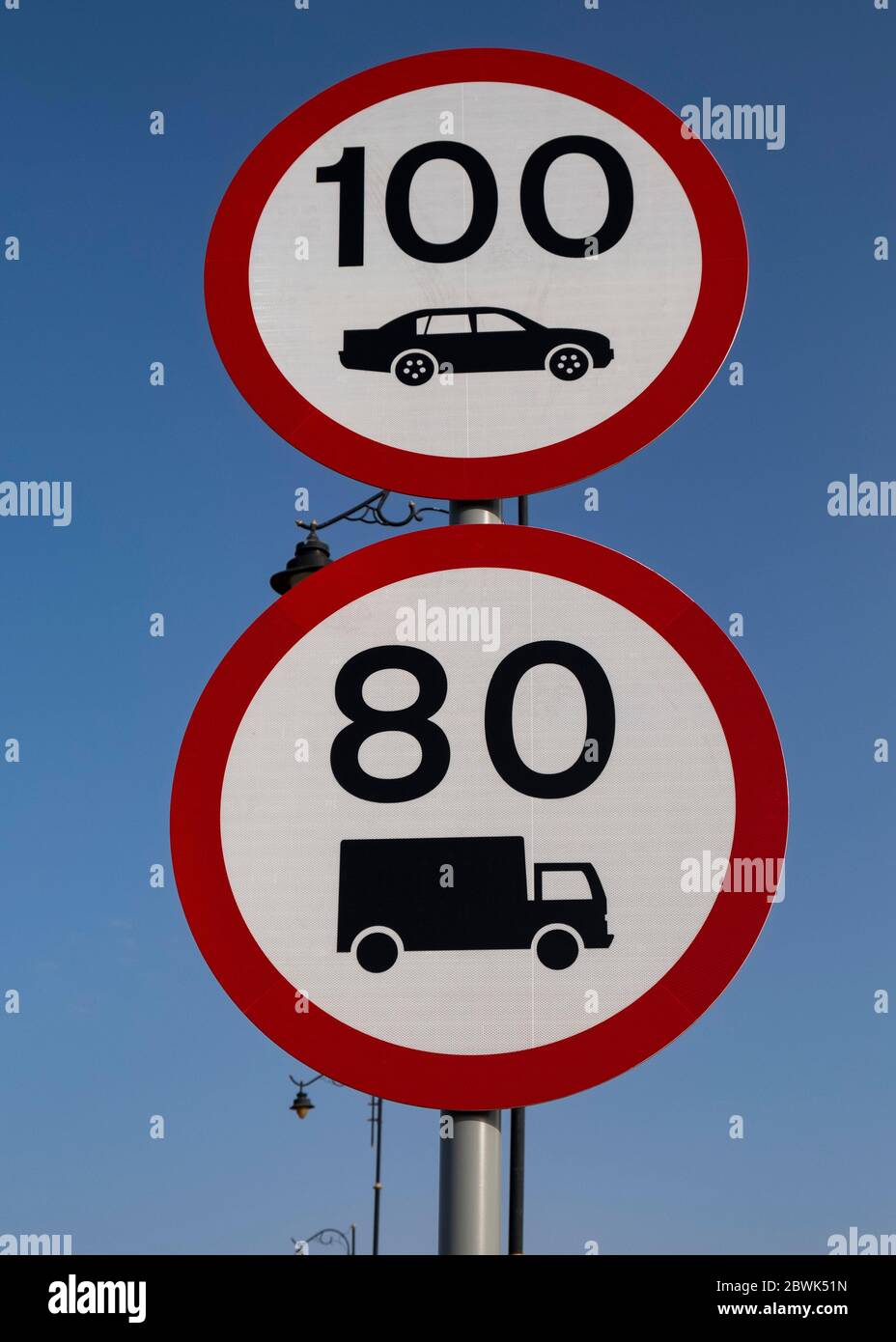 Primo piano dei cartelli di limitazione della velocità a Mascate, Sultanato dell'Oman. Foto Stock