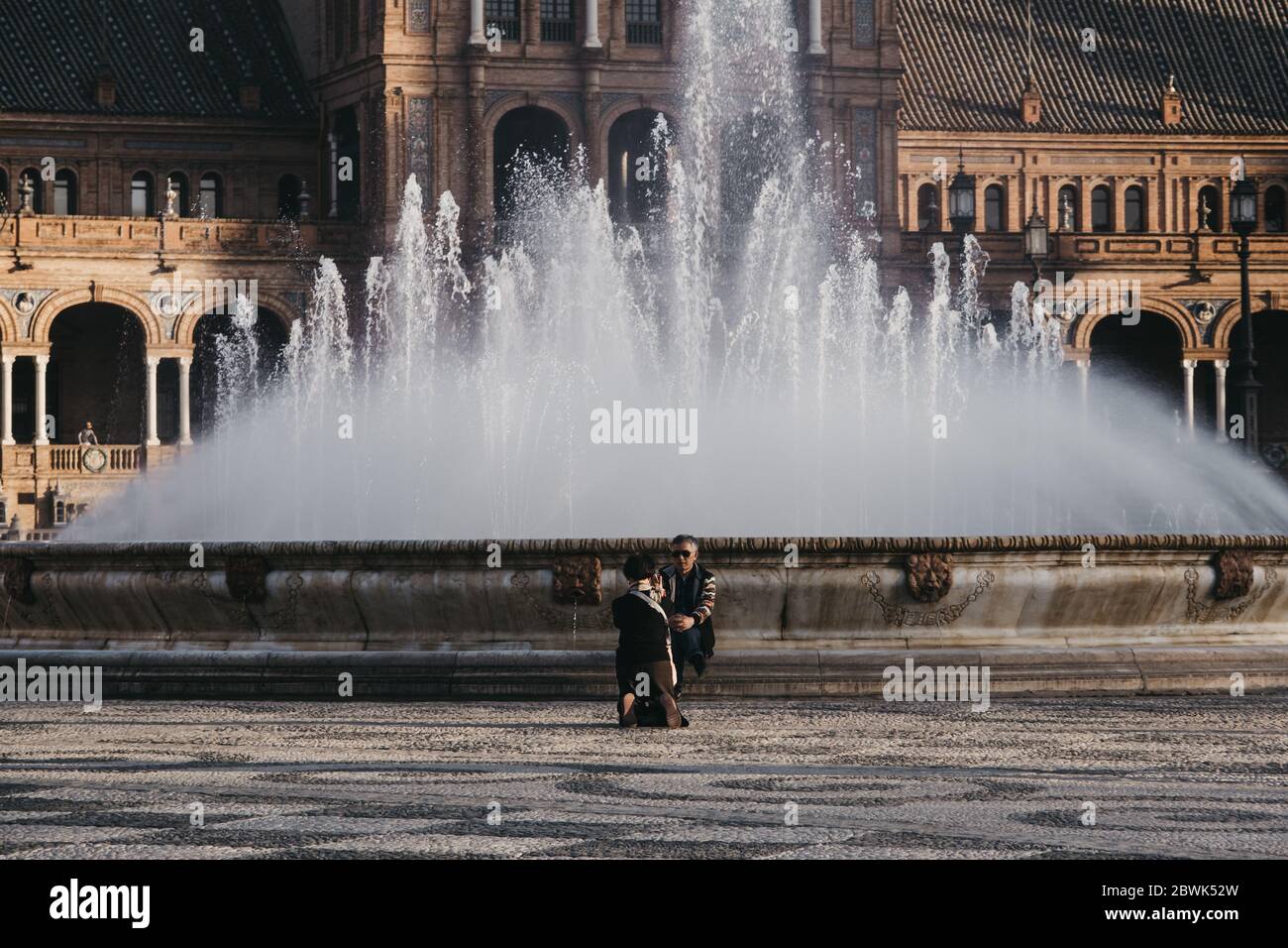 Siviglia, Spagna - 17 gennaio 2020: Persone che scattano foto di fronte alla fontana di Plaza de España, una piazza del Parque de María Luisa, Siviglia, Spagna, Foto Stock