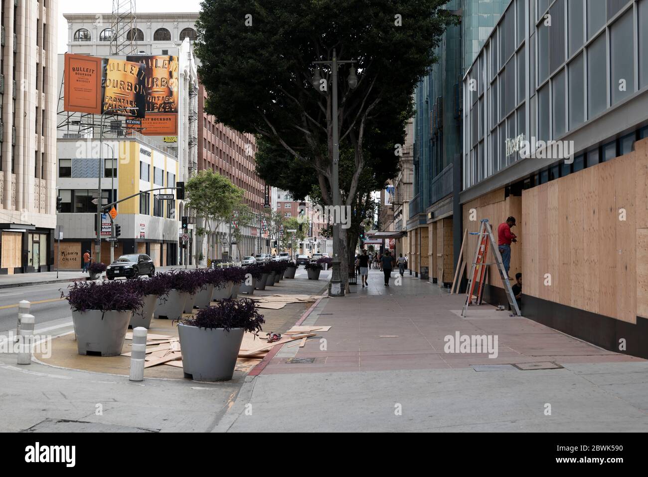 Los Angeles, CA/USA - 1 giugno 2020: Lavoratori che si imbarcano in imprese nel centro DI LOS ANGELES dopo i disordini di Black Lives Matter il 29 maggio Foto Stock