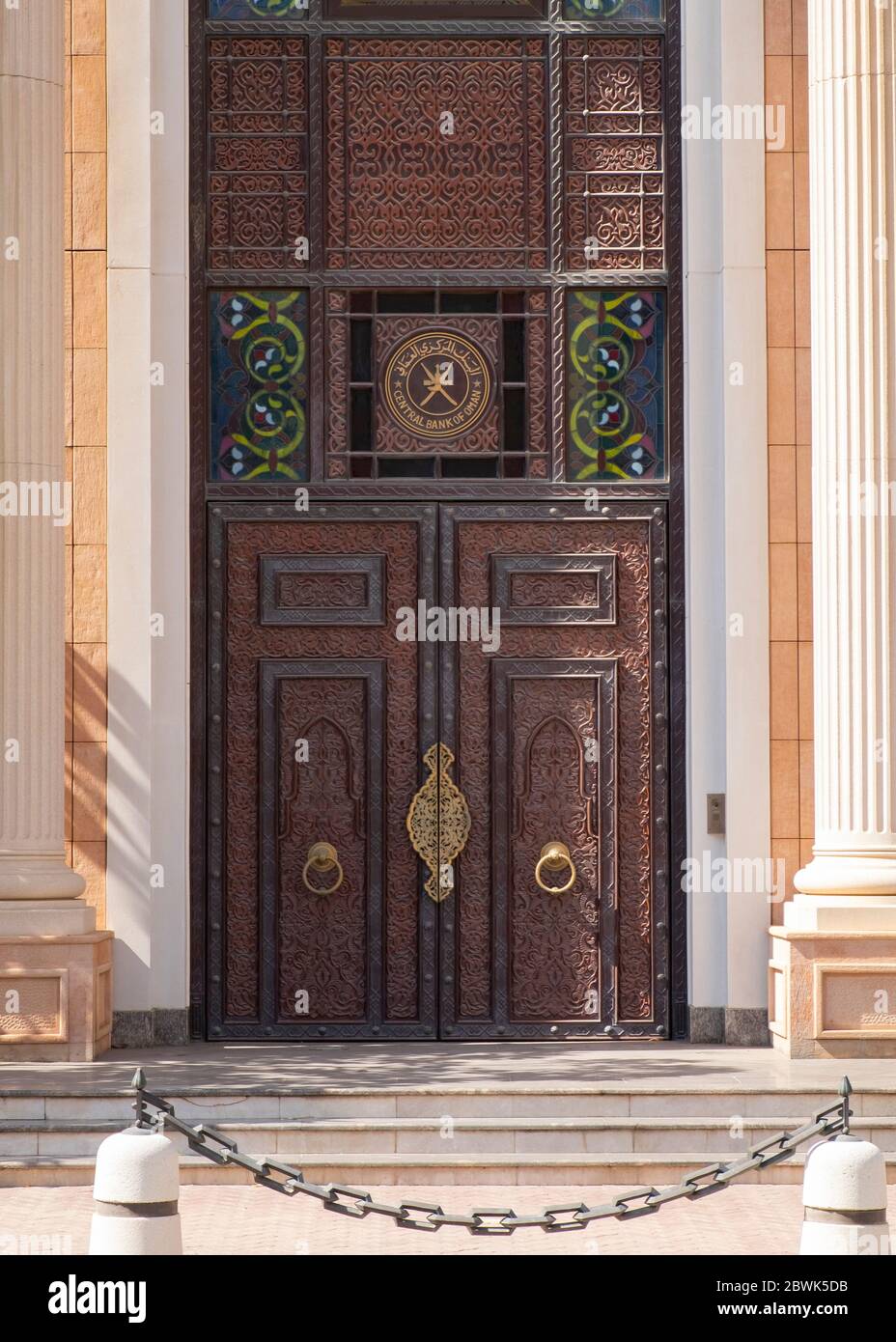 Vecchia porta in legno della Banca Centrale di Oman edificio in via Markzi Mutrah al Tijari nel quartiere Ruwi di Muscat, Oman, Sultanato di Oman. Foto Stock