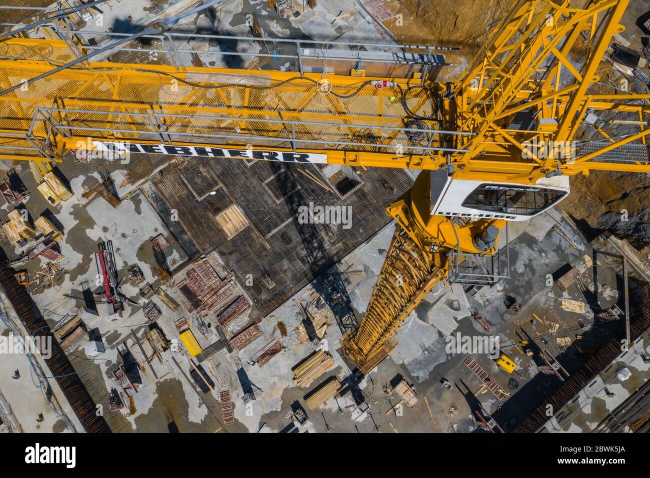 KATOWICE, POLONIA - 01 GIUGNO 2020: Sito di costruzione dall'alto. Vista aerea del nuovo appartamento in costruzione. Katowice, Slesia superiore. Polonia. Foto Stock