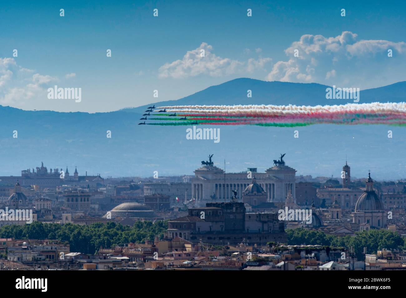 La pattuglia acrobatica 'frecce tricolori' sul cielo di Roma Foto Stock