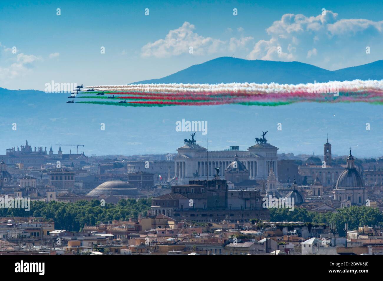 La pattuglia acrobatica 'frecce tricolori' sul cielo di Roma Foto Stock