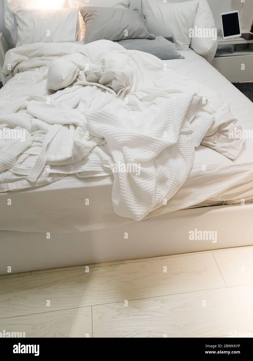 Primo piano lenzuola bianche e cuscini sullo sfondo della camera a muro,  concetto di letti Messy alla sera Foto stock - Alamy