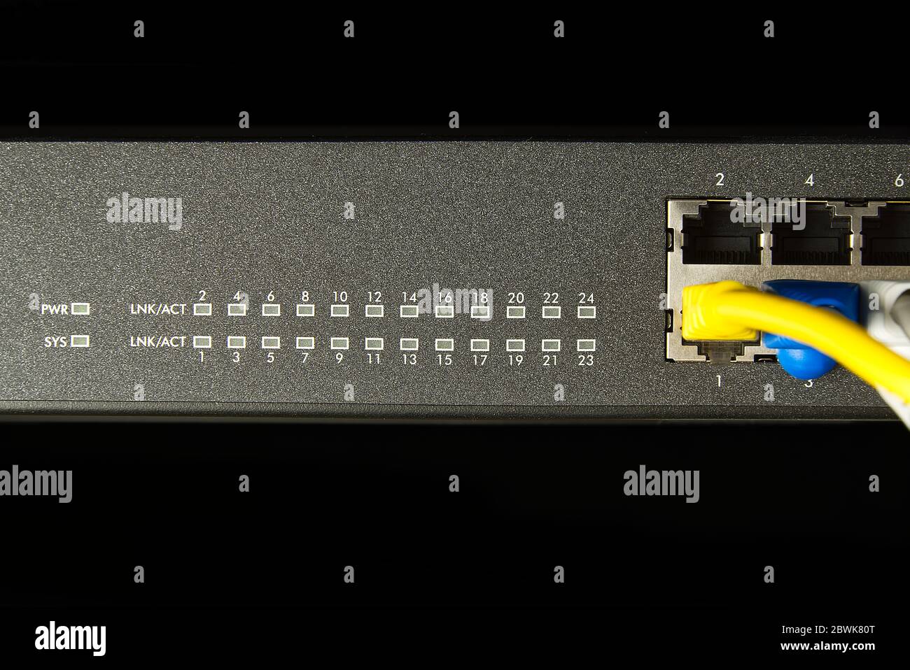 Switch di rete e cavo ethernet nell'armadietto rack. Tecnologia di connessione di rete con cavi cat6 e cat5. Switch e cavi di rete. Foto Stock