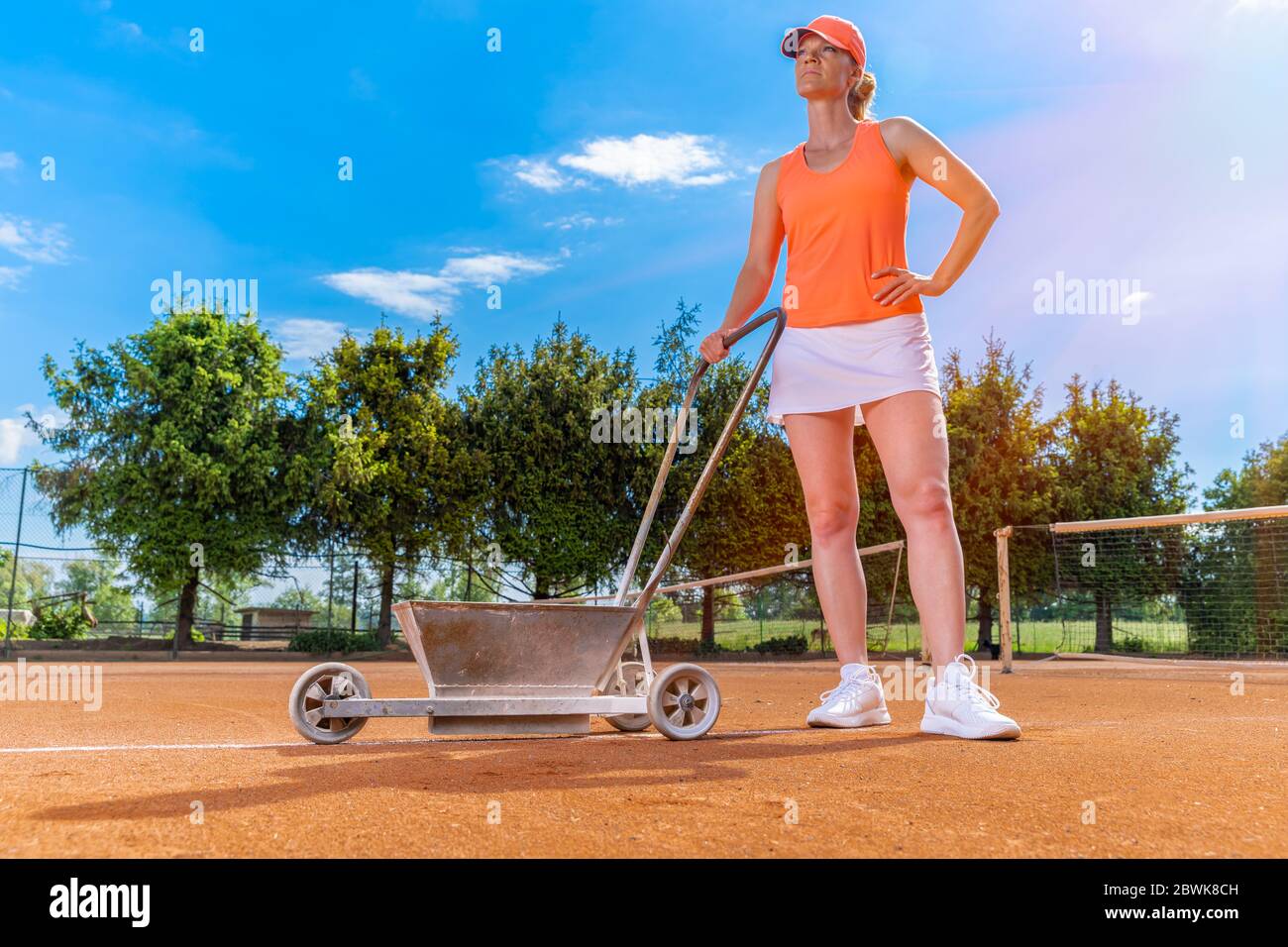 il tennista segna una linea bianca in tiglio su un campo da tennis Foto Stock