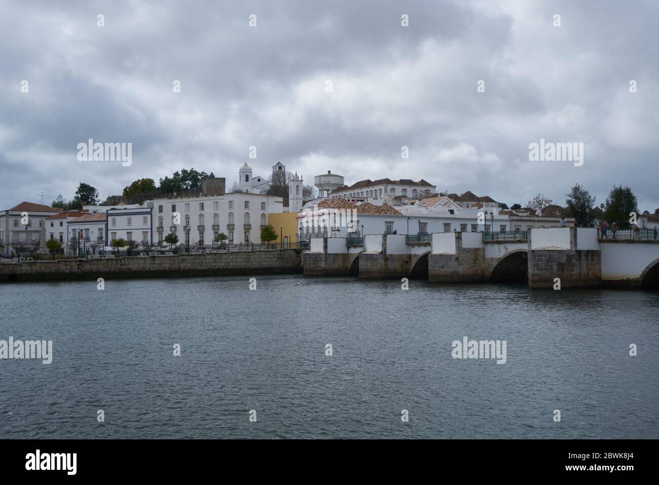 Tavira vista città con fiume gilao in Algarve, Portogallo Foto Stock