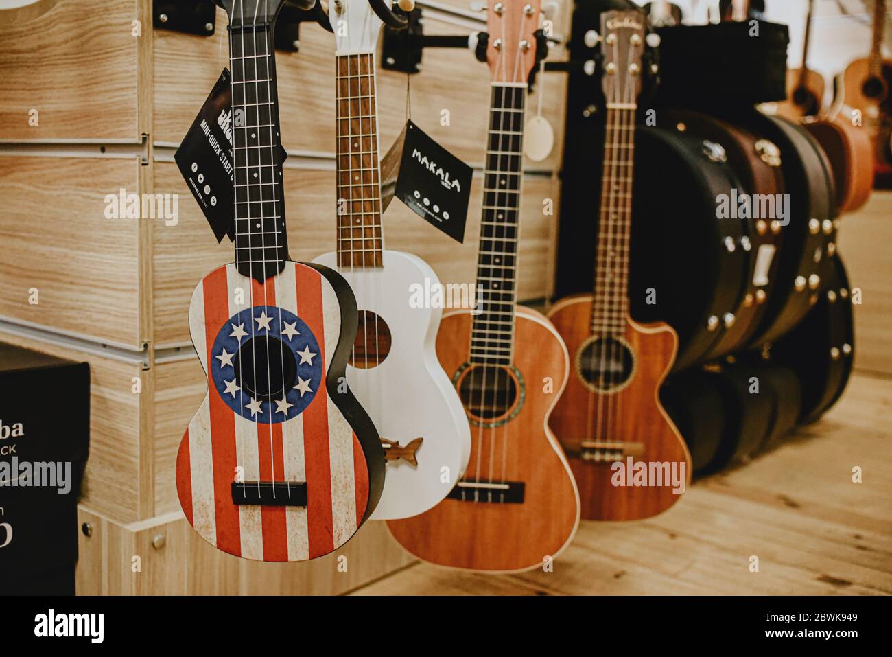 Istanbul Turchia 1 novembre 2019 varietà una selezione enorme di chitarre acustiche nella vetrina del negozio di musica Foto Stock