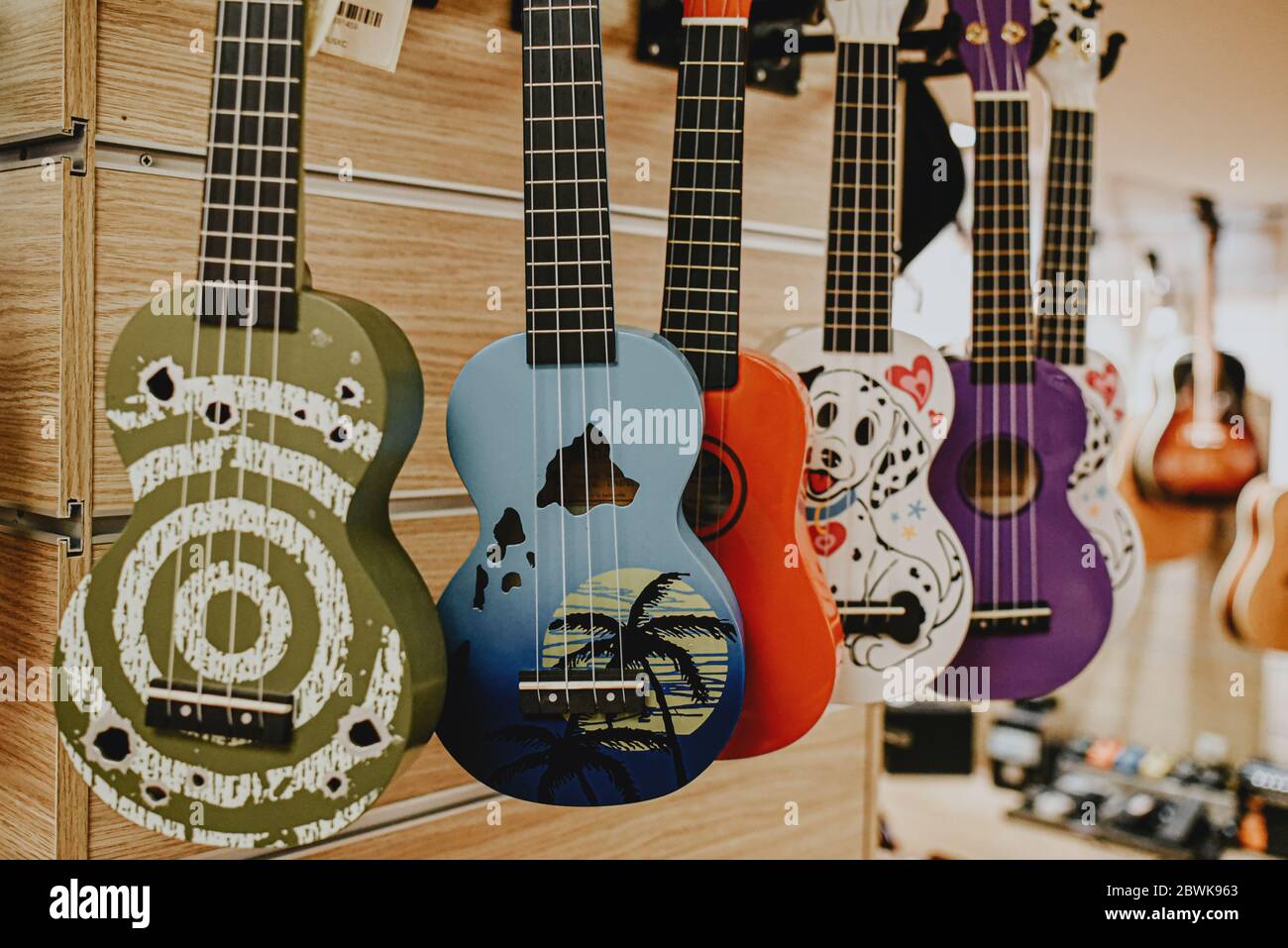 Istanbul Turchia 1 novembre 2019 varietà una selezione enorme di chitarre acustiche nella vetrina del negozio di musica Foto Stock
