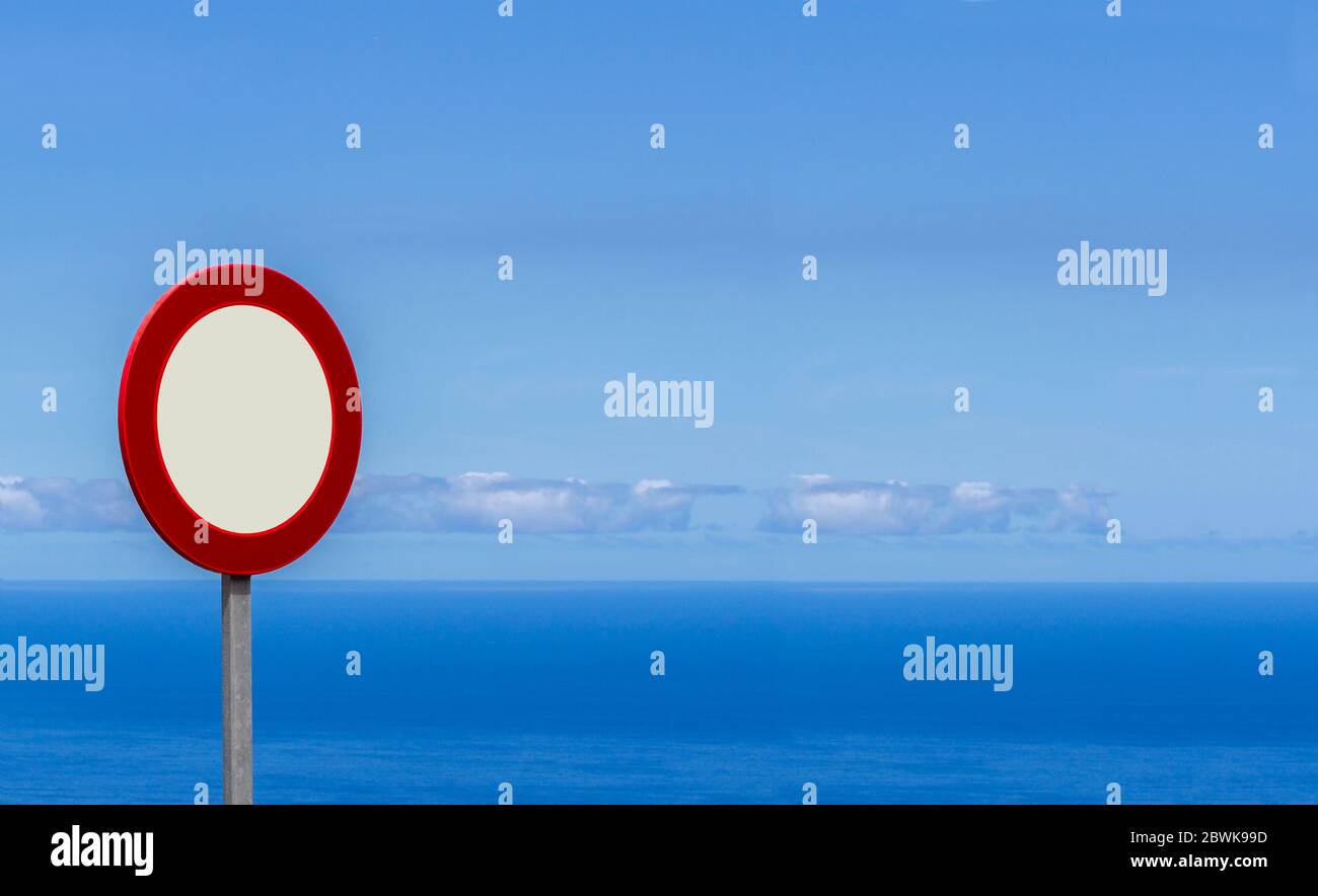 Segno rosso vuoto sullo sfondo perfetto dal mare blu e dal cielo. Foto Stock