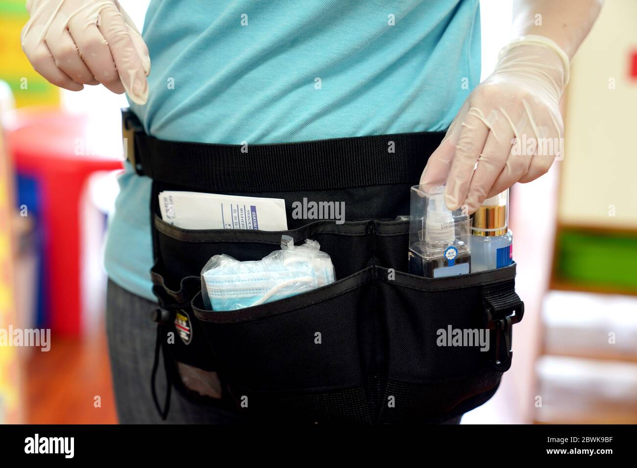 Shanghai. 2 Giugno 2020. Un membro dello staff indossa una custodia COVID-19 per la prima risposta presso l'asilo Meilong Kindergarten, a Shanghai, nella Cina orientale, il 2 giugno 2020. Tutti gli asili pubblici di Shanghai hanno riaperto martedì con l'applicazione delle misure di prevenzione e controllo COVID-19. Nel frattempo, le istituzioni scolastiche non pubbliche della città riapriranno in fasi. Credit: Liu Ying/Xinhua/Alamy Live News Foto Stock