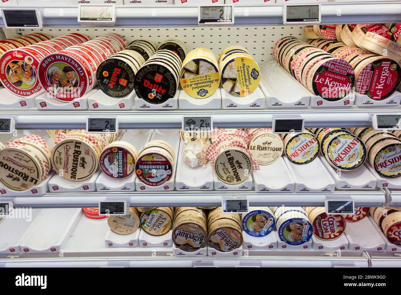 Mostra di formaggi in e Leclerc supermercato, St Malo, Bretagna, Francia Foto Stock