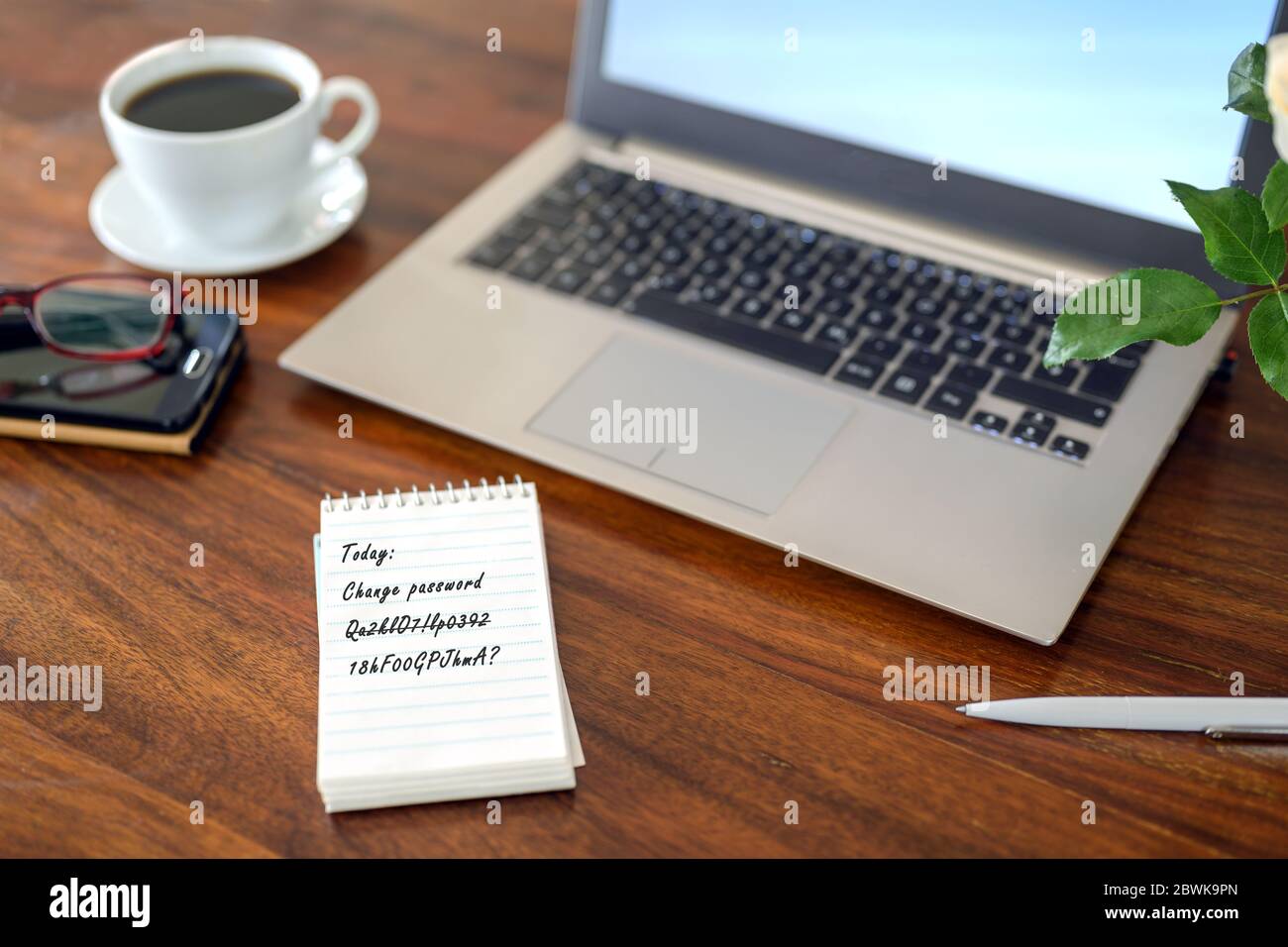 Blocco note cartaceo con testo Cambia password, su un ufficio di legno con laptop, caffè e bicchieri, sicurezza aziendale concetto, selezionato fuoco, molto Foto Stock Blocco note cartaceo con testo Cambia password, su un ufficio di legno con laptop, caffè e bicchieri, sicurezza aziendale concetto, selezionato fuoco, molto Foto Stock