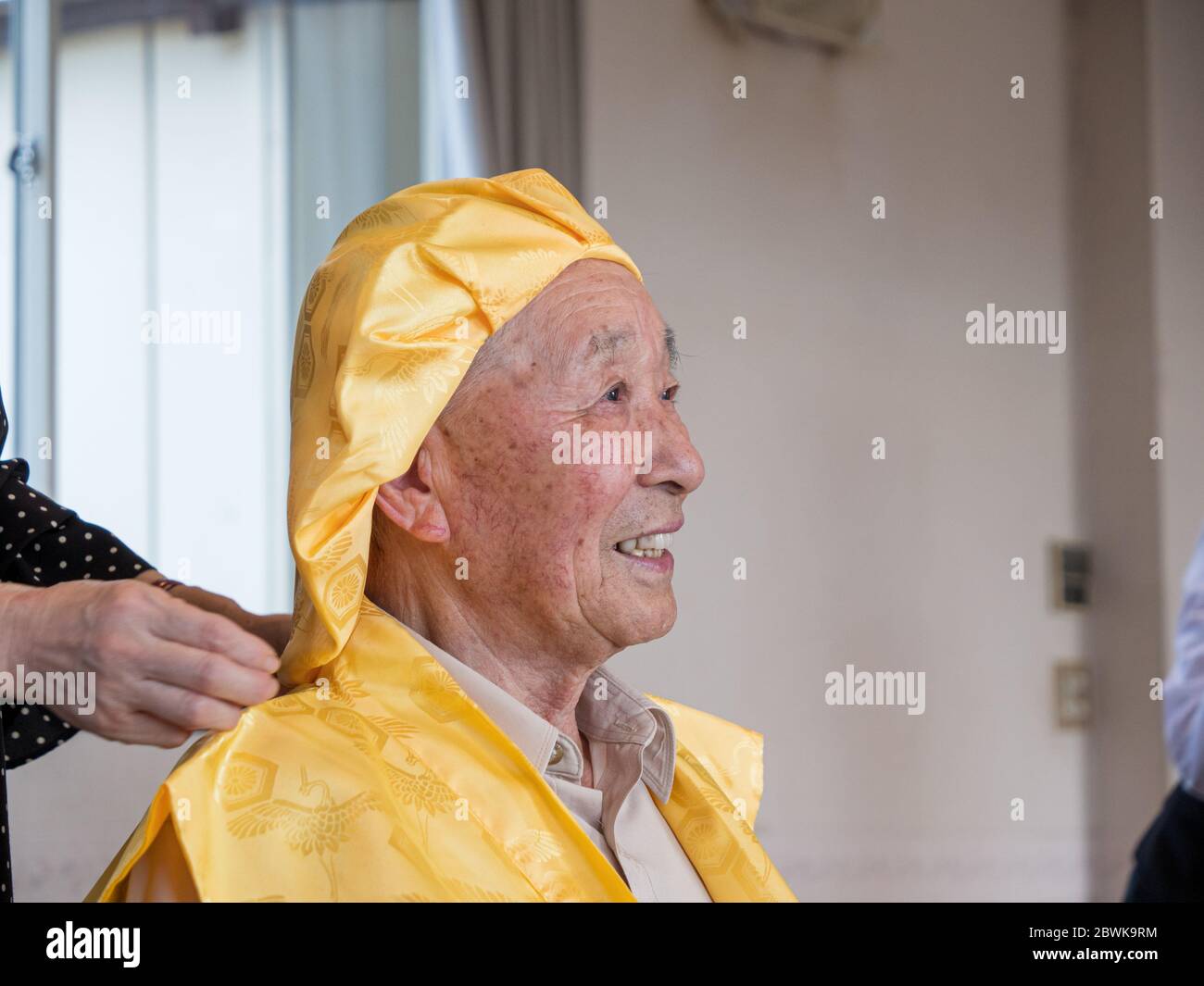 Un anziano giapponese che celebra il suo ottantesimo compleanno Foto Stock