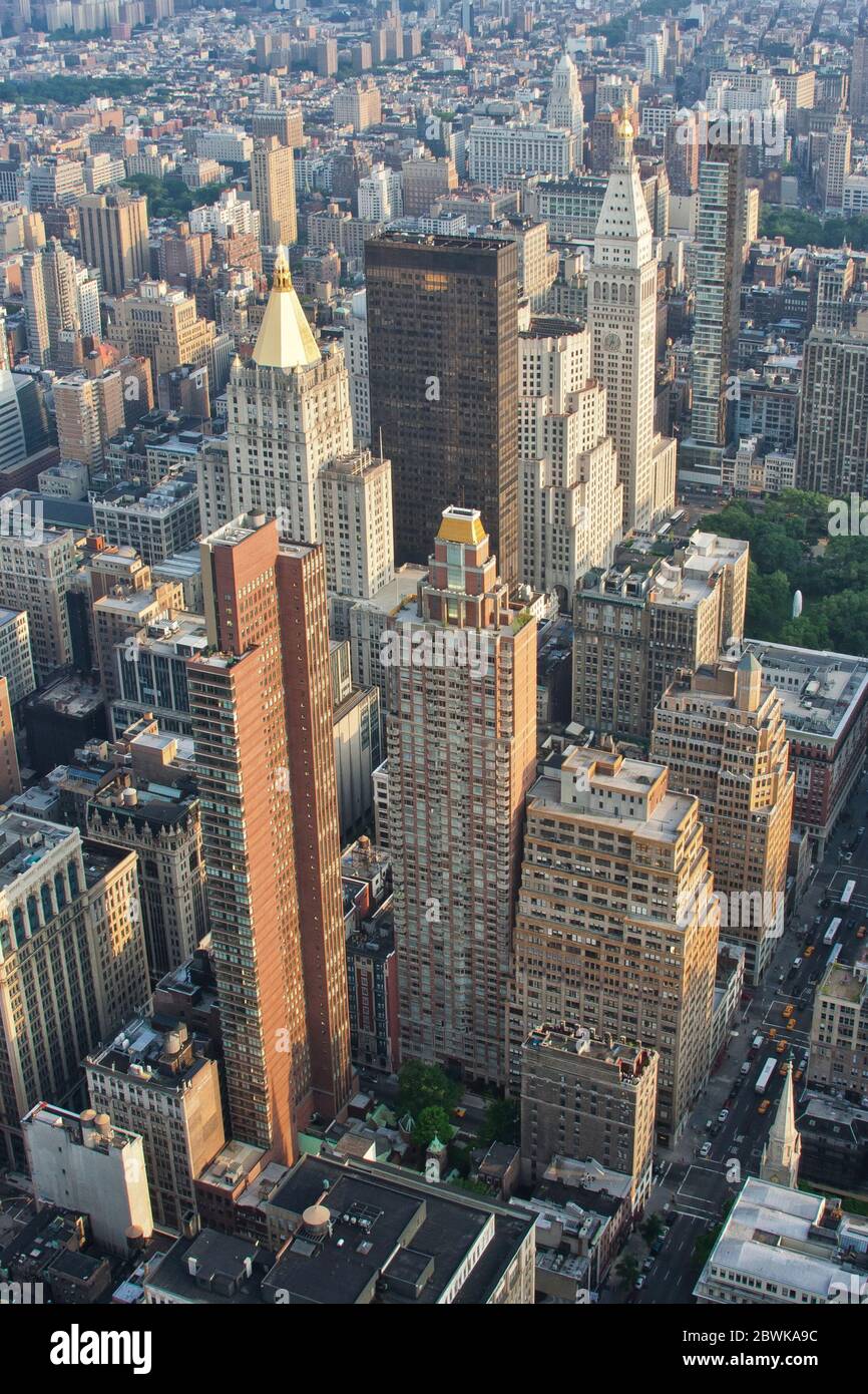 Vista mozzafiato e panoramica di New York dalla cima dell'Empire state Building. Primavera, pomeriggio Foto Stock