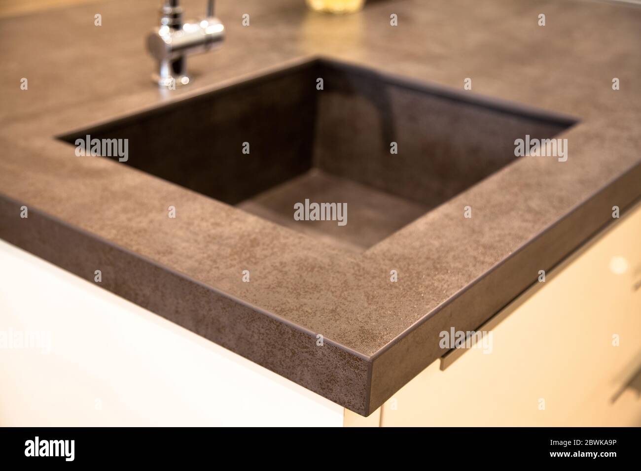 Interni di lussuosa cucina moderna e lavello e rubinetto in ceramica Foto Stock