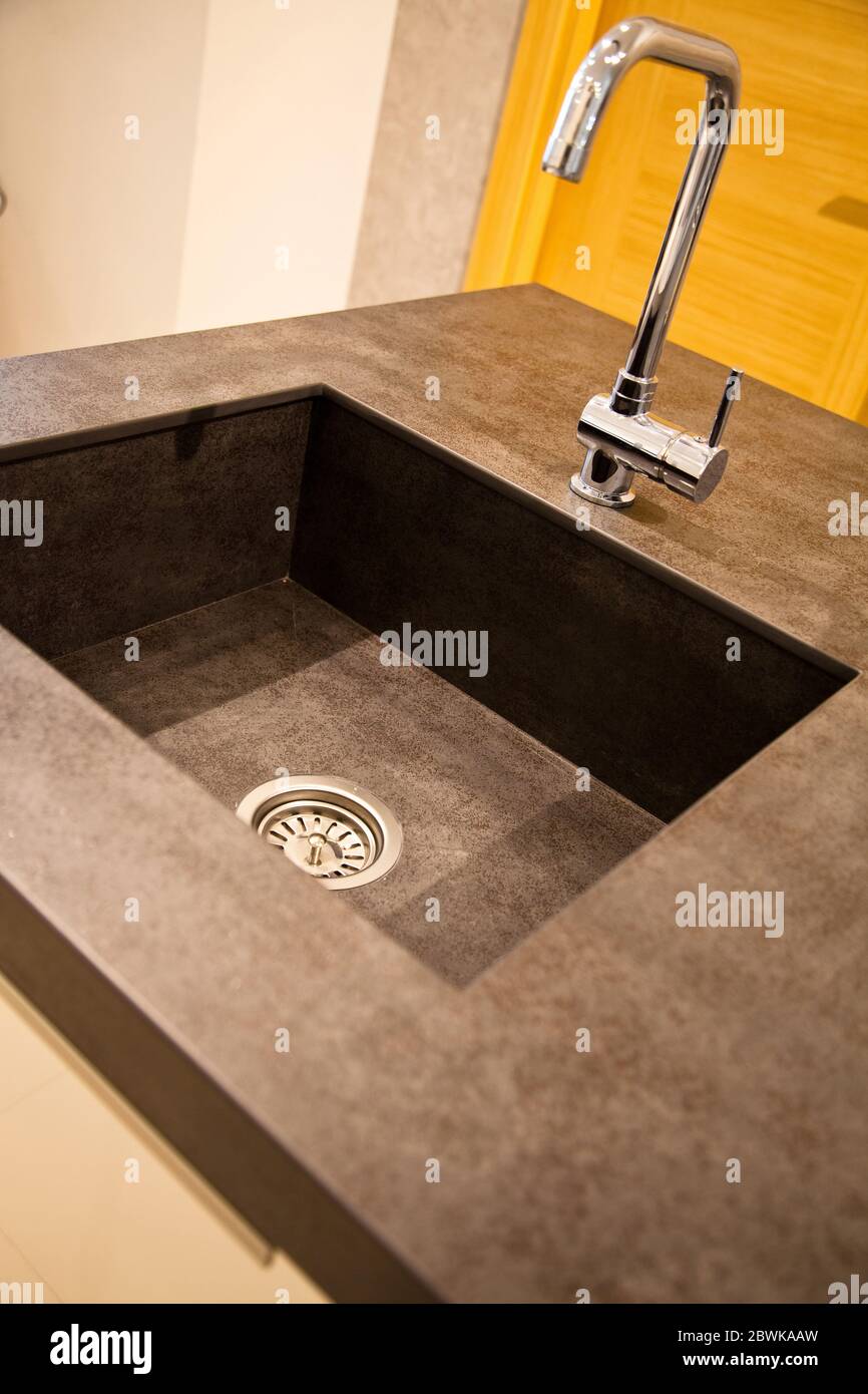 Interni di lussuosa cucina moderna e lavello e rubinetto in ceramica Foto Stock