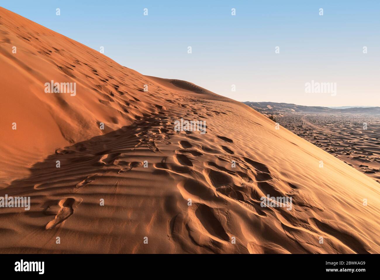 Dune di sabbia deserto con impronte. Foto Stock