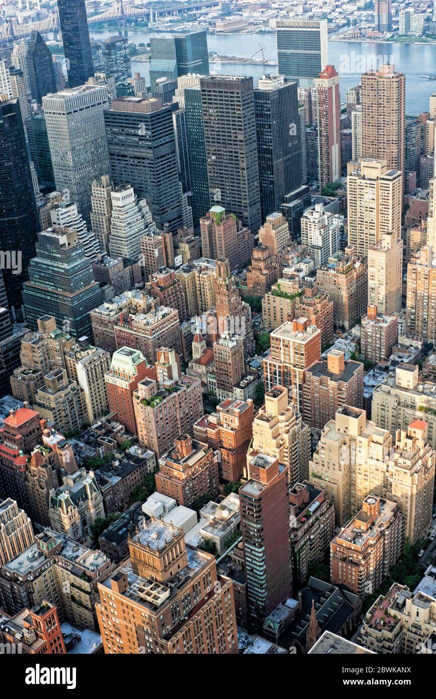 La vista di Manhattan dalla cima dell'Empire state Building in un giorno di sole della primavera Foto Stock