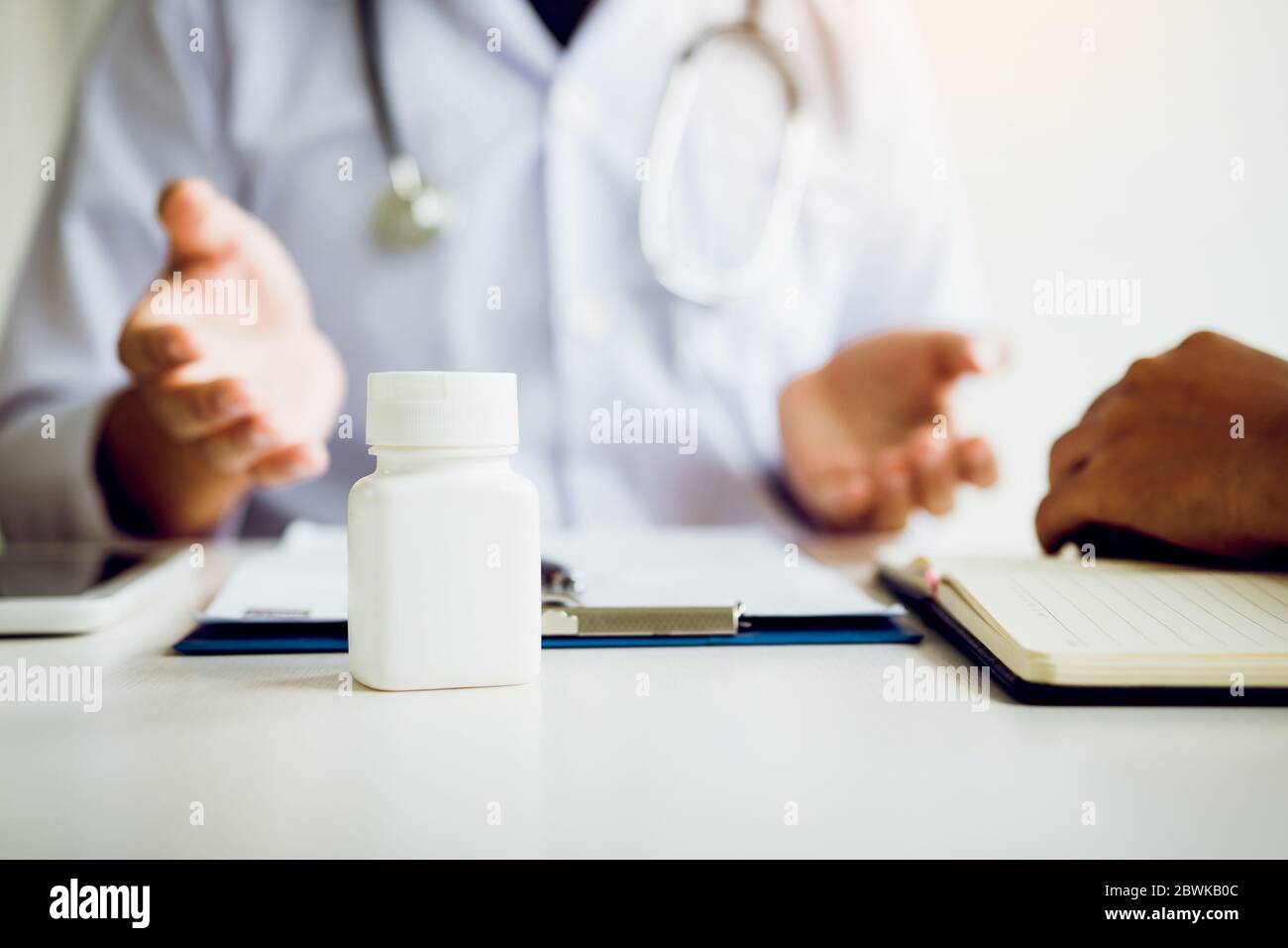 Il medico sta spiegando il trattamento circa il possibile trattamento dei pazienti in futuro. Foto Stock