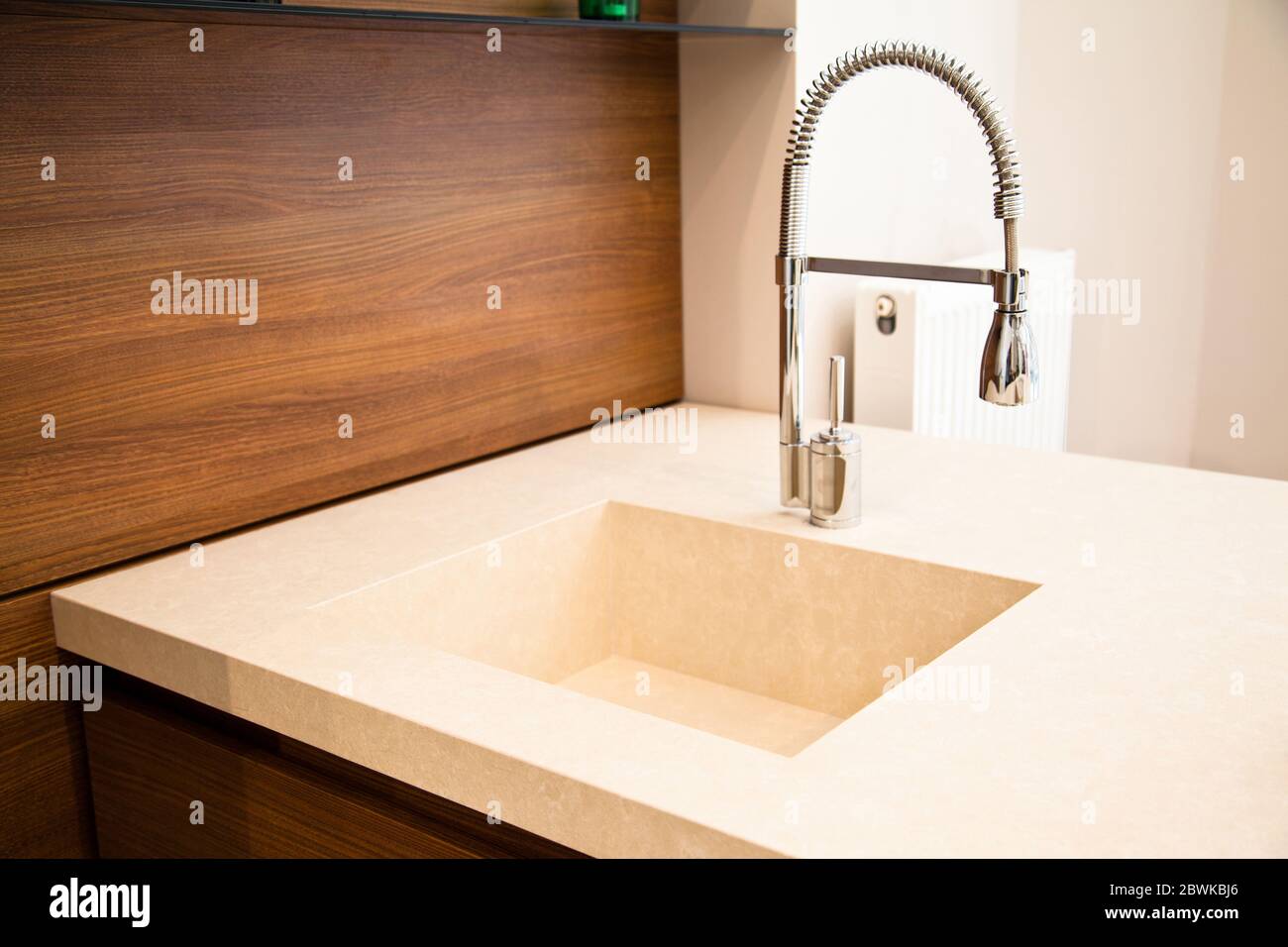 Interni di lussuosa cucina moderna e lavello e rubinetto in ceramica Foto Stock