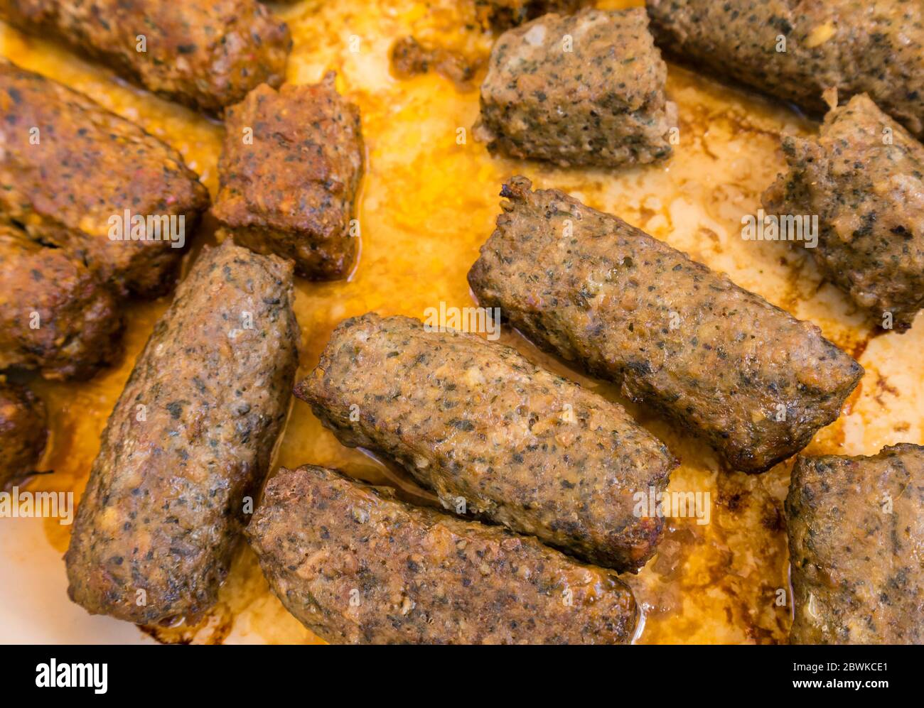 Cibo tipico mediorientale o libanese: Kebab di carne cotti a forma di salsiccia in un piatto, popolari piatti barbecue Foto Stock