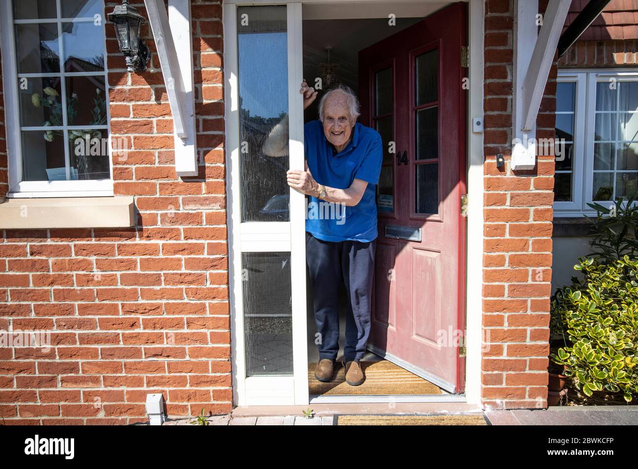 Ottantenne anziano che vive a casa durante il blocco del coronavirus, Inghilterra, Regno Unito Foto Stock