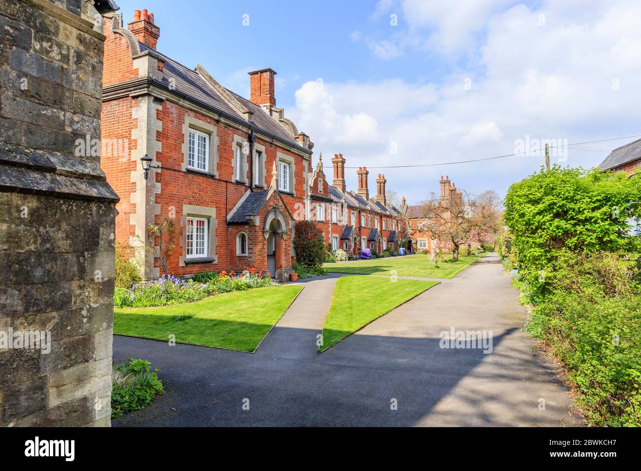 Vista dello storico ospedale St John's Hospital Almshouses del XIX secolo e dei giardini di Broadway, Winchester, Hampshire, Inghilterra meridionale Foto Stock