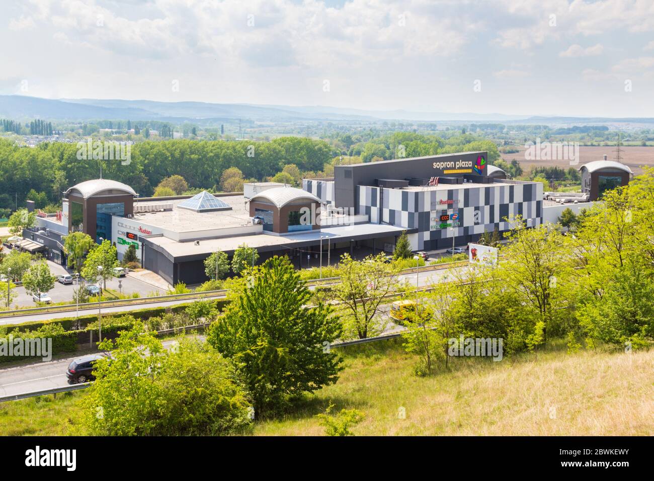 Sopron Plaza centro commerciale vista da Becsi-domb (collina), Sopron, Ungheria Foto Stock