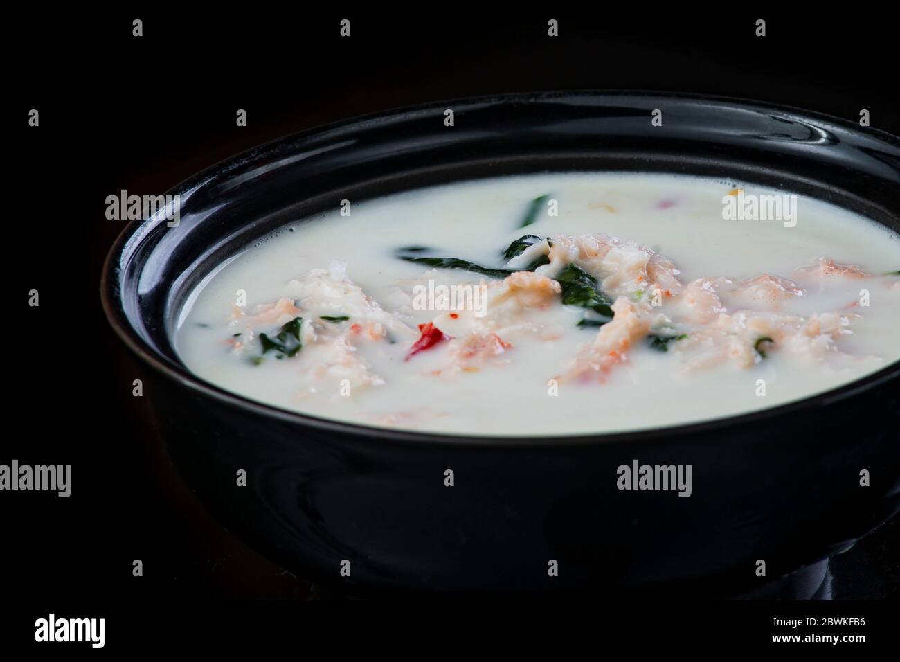Zuppa Giapponese Con Pollo Uovo Funghi Simeji E Melanzane Su Sfondo Scuro In Un Piatto Nero Primo Piano Foto Stock Alamy