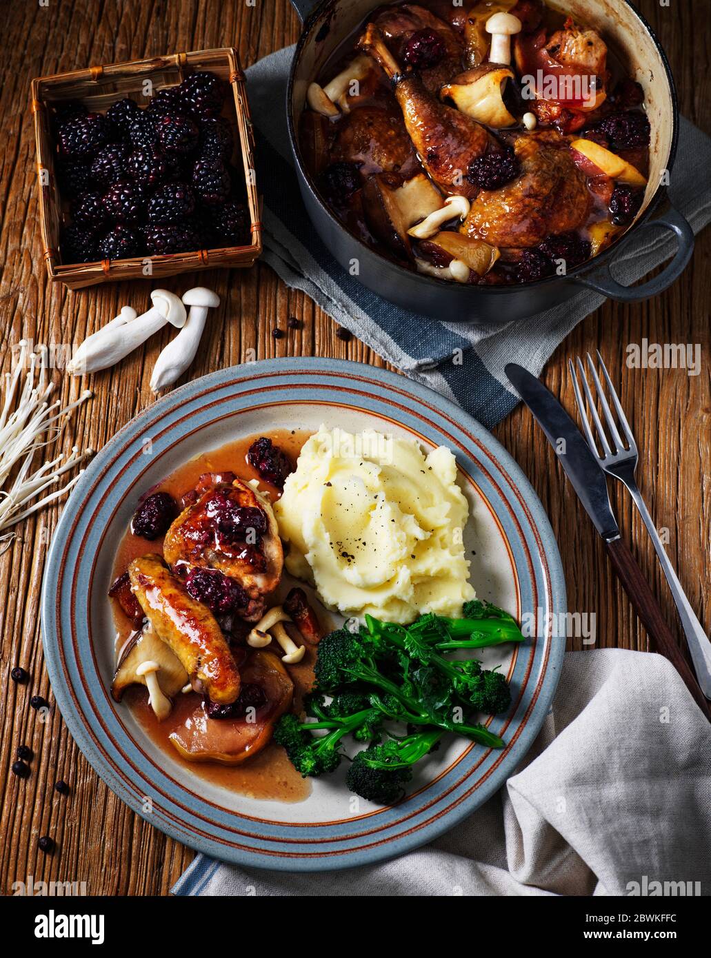 Fagiano brasato inglese tradizionale con berridi e funghi, pasto casalingo servito con purè di patate e teneri broccoli a stelo Foto Stock