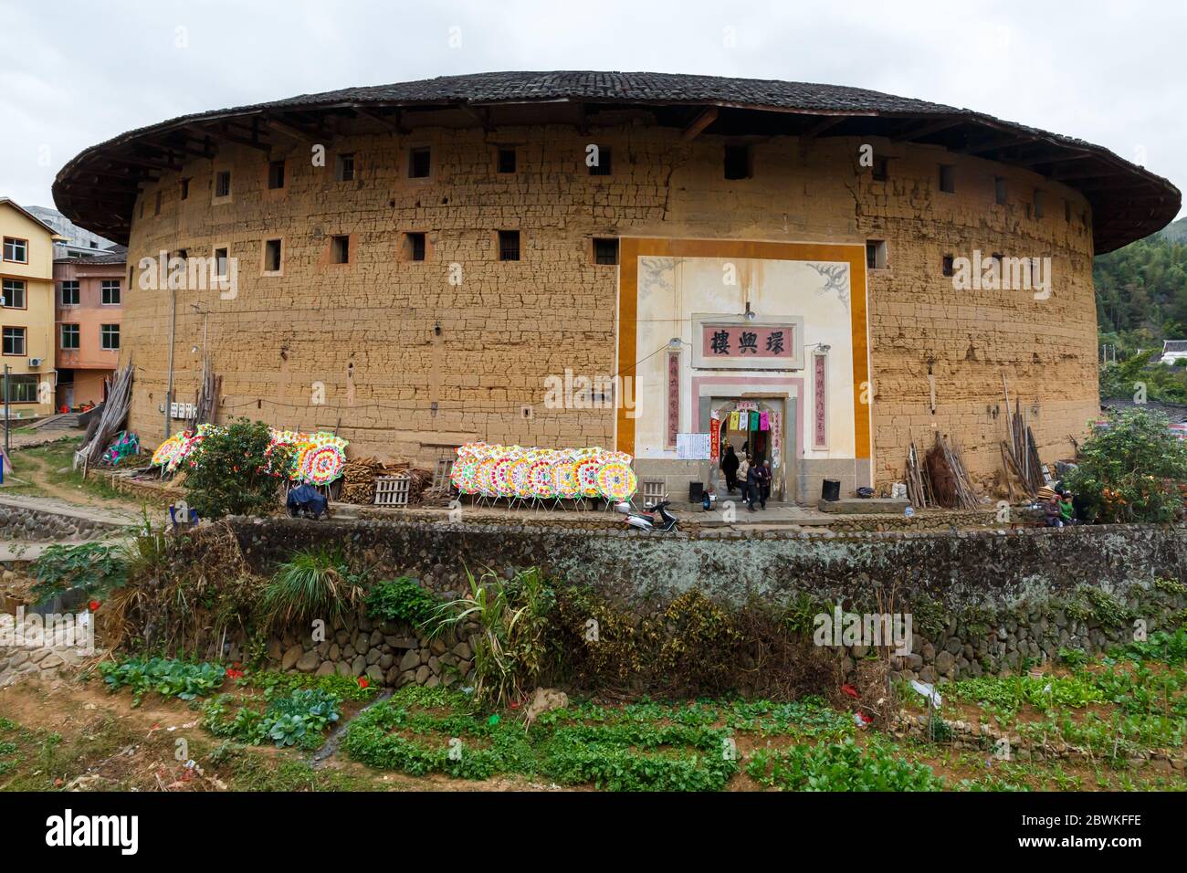 Vista sull'esterno di un Fujian Tulou - una casa rotonda con diversi piani e pareti in argilla Foto Stock