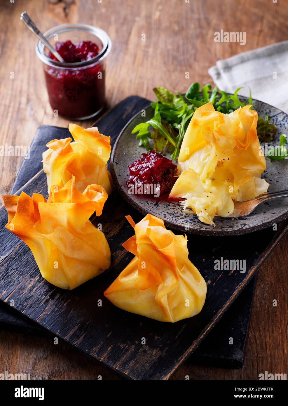 Camembert filo Pasty con gelatina di ribes rosso e insalata di contorno Foto Stock