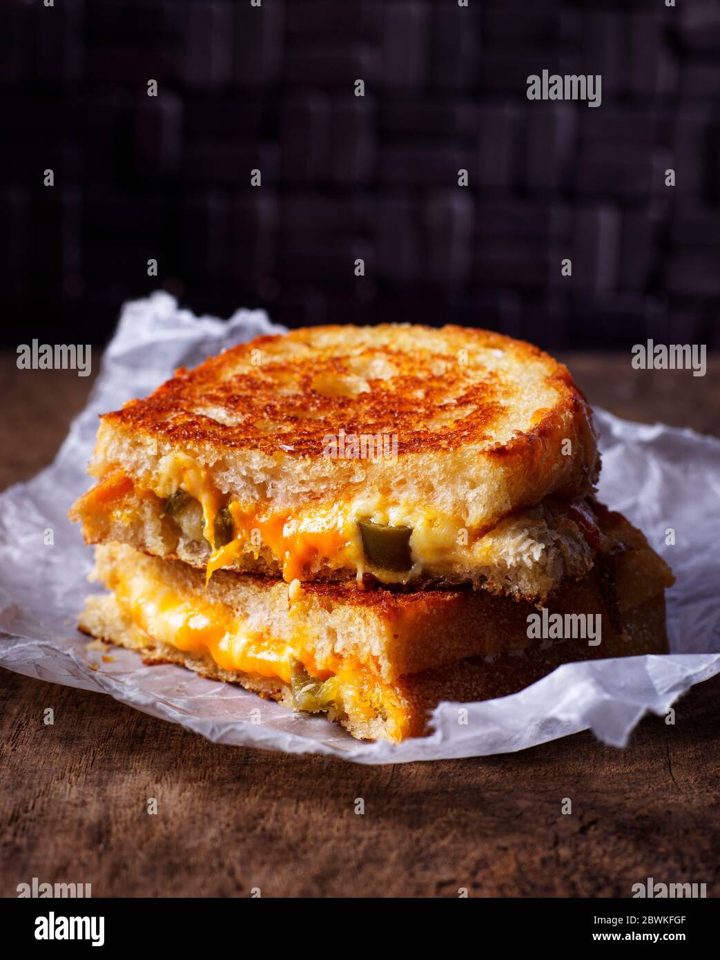 Sandwich di Leicester rosso alla griglia e formaggio Cheddar maturo, pane di pasta di formaggio, con Jalapeños Foto Stock