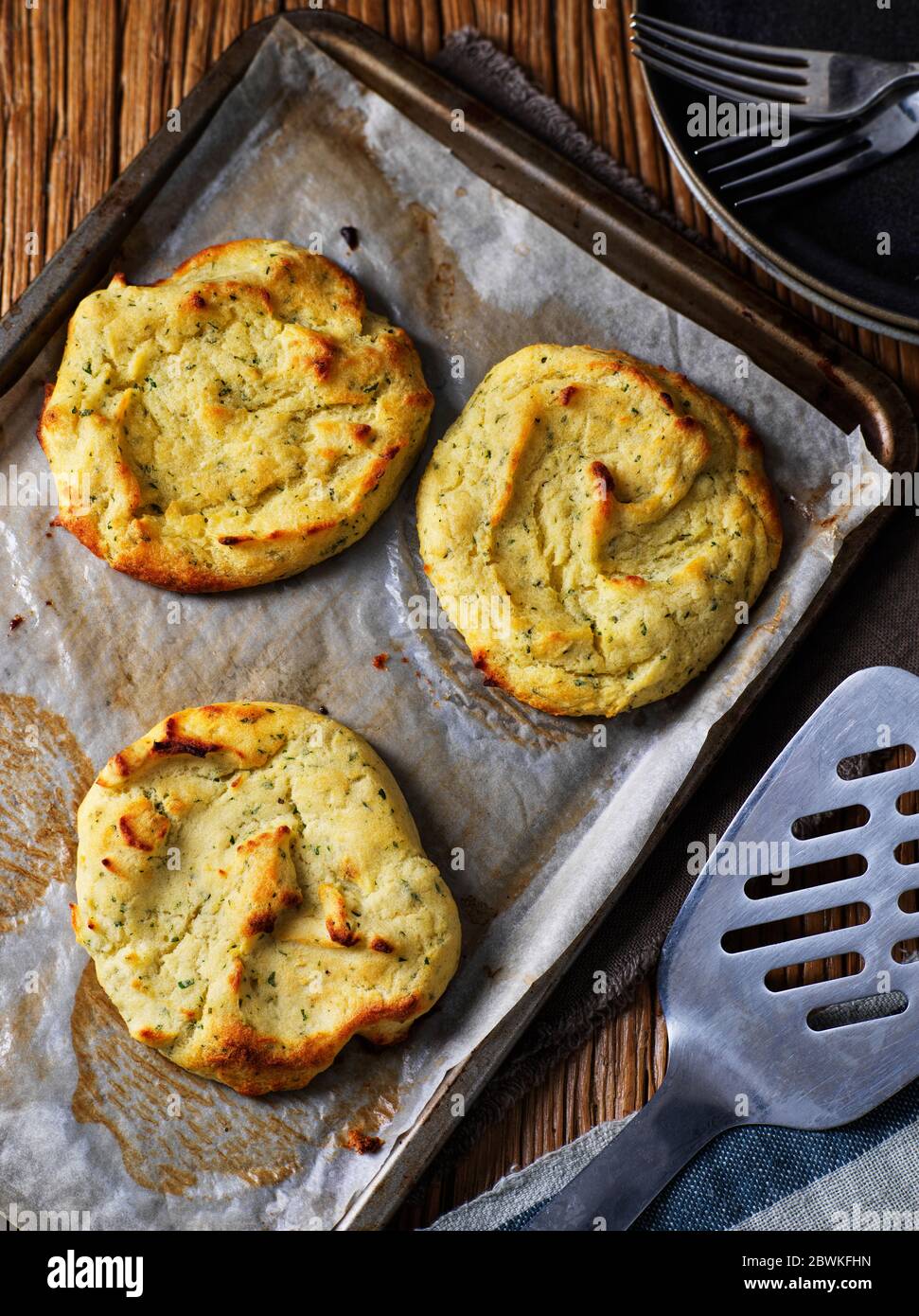 Teddy (patate) e prezzemolo torte in forno vassoio Foto Stock