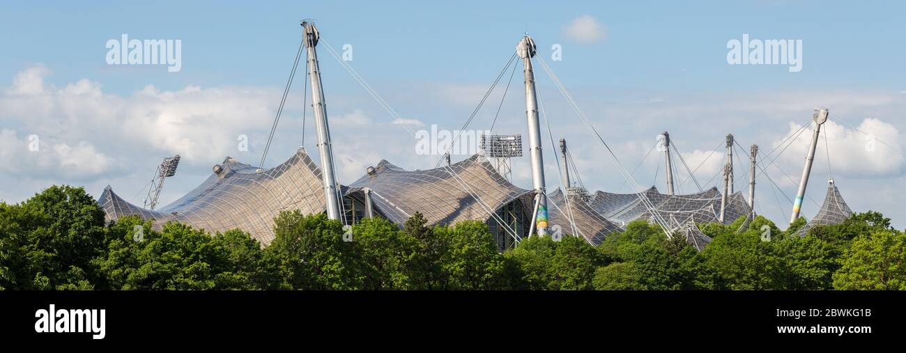 Panorama del tetto di vetro dello Stadio Olimpico di Monaco (Olympiastadion) Foto Stock