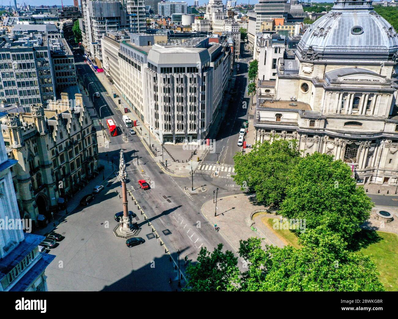 Una vista aerea di Londra, all'incrocio tra Victoria Street e Tothill Street, che mostra il Crimea e il memoriale indiano Mutiny (in basso a sinistra), la Nantatea del Dean's Yard all'Abbazia di Westminster (a sinistra) e la Methodist Central Hall sulla porta della storia (a destra). Foto Stock