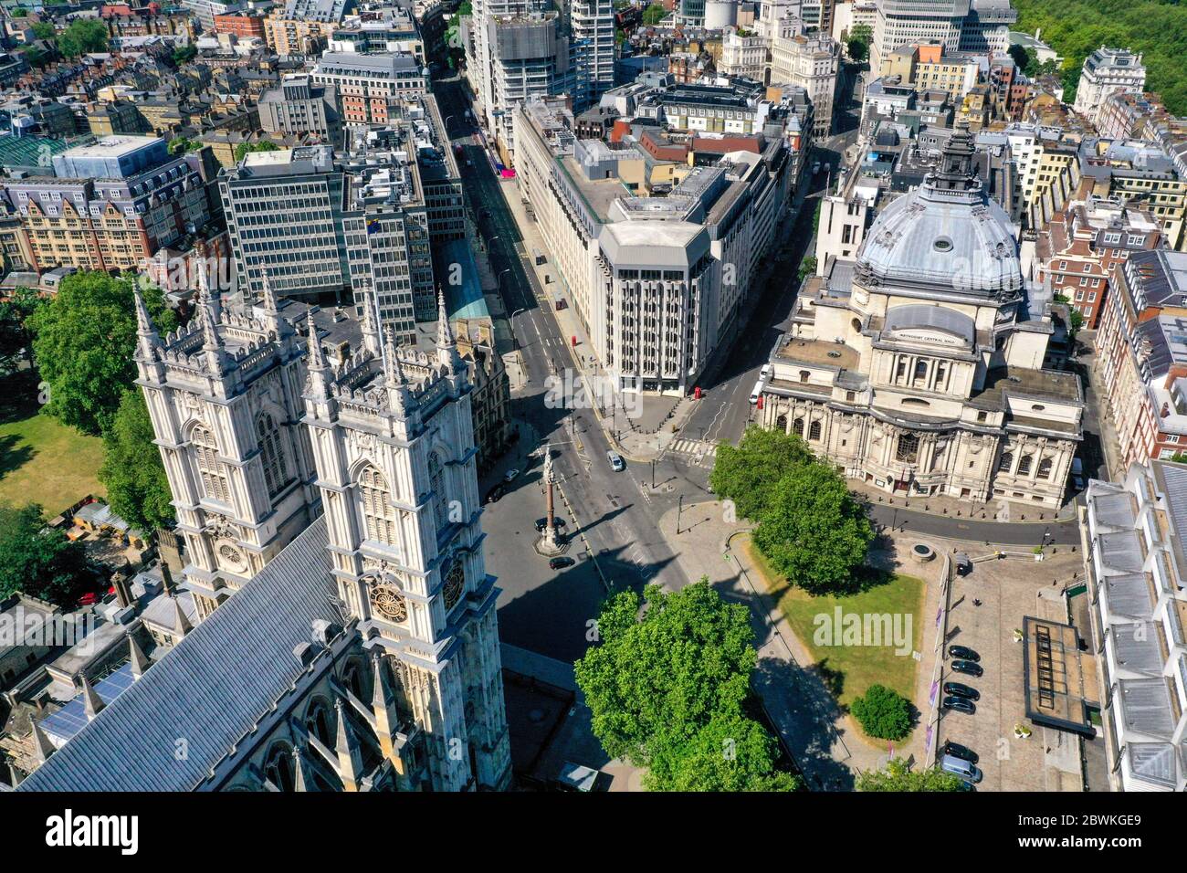 Una vista aerea di Londra, all'incrocio tra Victoria Street e Tothill Street, che mostra l'Abbazia di Westminster (in basso a sinistra), il memoriale di Crimea e Indian Mutiny, il dipartimento per l'istruzione (in alto a sinistra), la Barclays Bank (al centro) e la Methodist Central Hall sulla porta della storia (a destra). Foto Stock