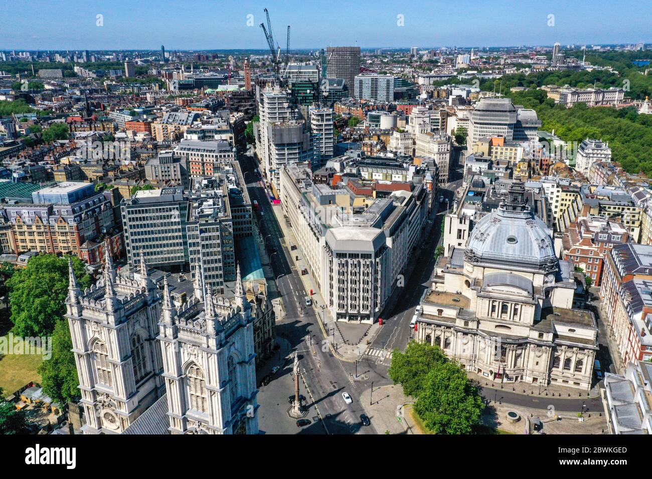 Una vista aerea di Londra, all'incrocio tra Victoria Street e Tothill Street, che mostra l'Abbazia di Westminster (in basso a sinistra), il memoriale di Crimea e Indian Mutiny, il dipartimento per l'istruzione (in alto a sinistra), la Barclays Bank (al centro) e la Methodist Central Hall sulla porta della storia (a destra). Foto Stock