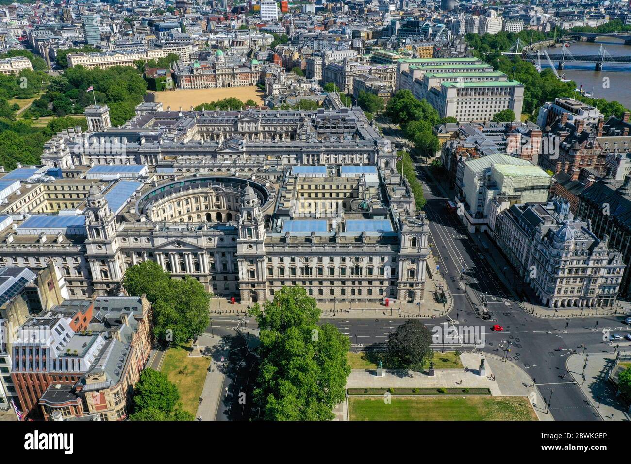 Una vista aerea di Londra all'incrocio tra Parliament Street, Great George Street e Parliament Square, con St James's Park sulla sinistra con edifici governativi che ospitano dipartimenti tra cui: Il Tesoro, il Dipartimento per il digitale, la cultura, i media e lo sport, l'HMRC, l'Ufficio degli Affari Esteri e del Commonwealth, Downing Street, l'Ufficio del Gabinetto e la Parata dei Cavalleri, e (a destra) il Ministero della Difesa, l'edificio degli uffici della Vecchia Guerra e il Dipartimento per il Commercio Internazionale. Foto Stock