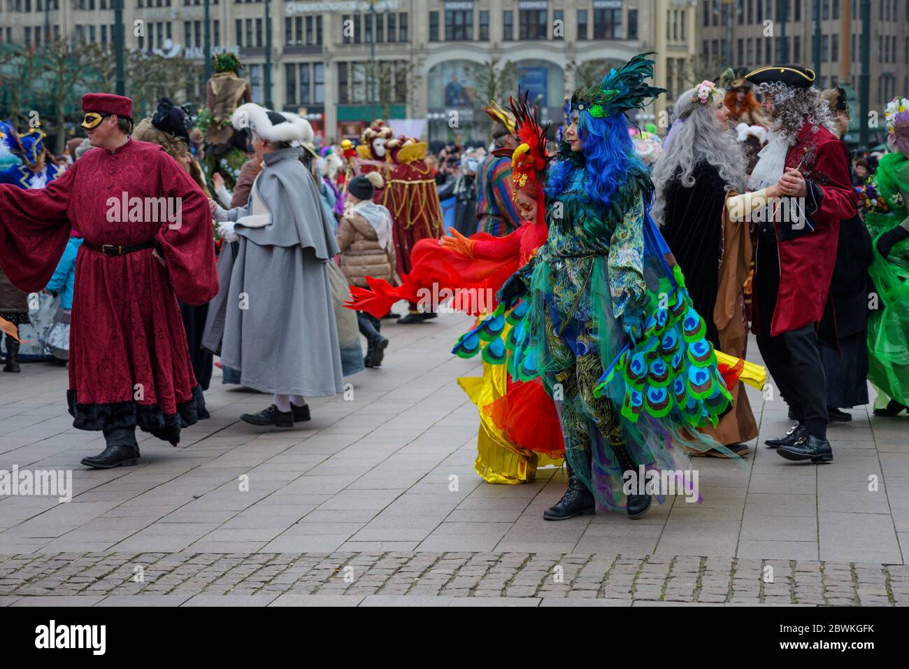 Amburgo, Germania, 08 febbraio 2020: Le persone in costumi e maschere colorate ballano alla celebrazione Maskenzauber ad Amburgo, una strada di carnevale Foto Stock