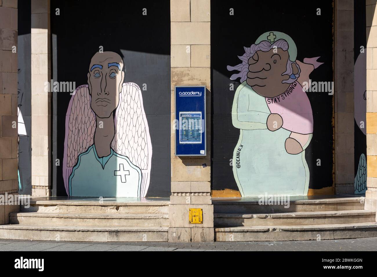 Street art di medici professionisti al di fuori della O2 Academy Brixton chiusa, durante il blocco di Londra a causa della diffusione di COVID-19, 1 giugno 2020 Foto Stock