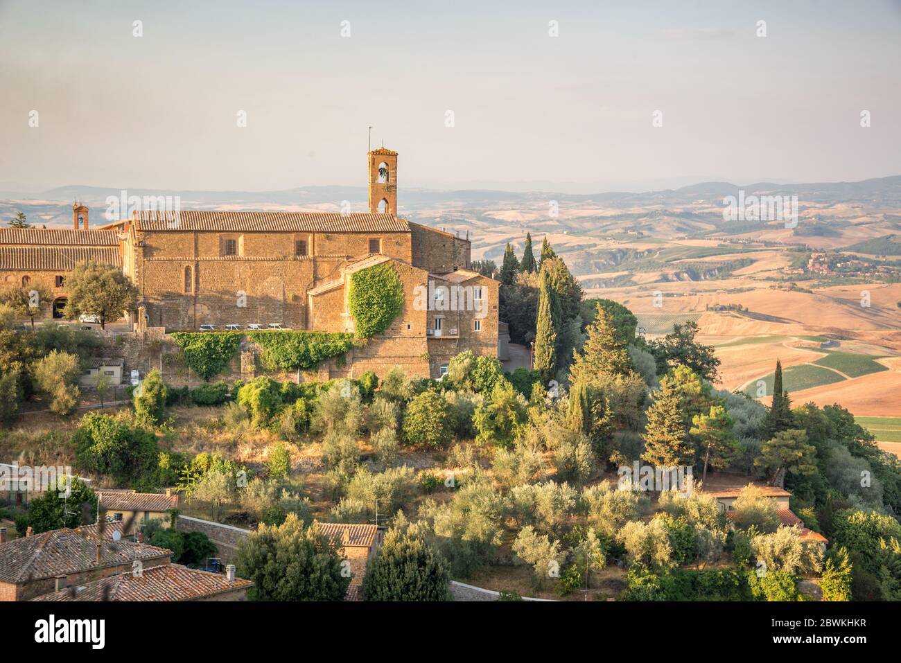 Vista di Montalcino, paesaggio di campagna in background, Toscana, Italia Foto Stock