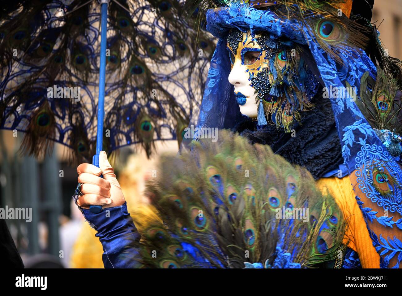 Amburgo, Germania, 08 febbraio 2020: Maschera femminile con piume di pavone alla festa del carnevale Maskenzauber, che significa maschere magiche, un festival di strada Foto Stock